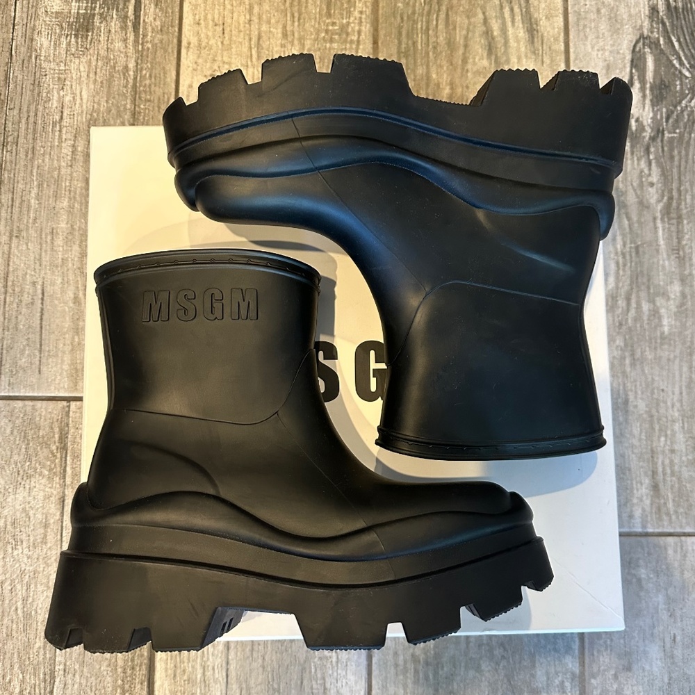 MSGM logo-embossed ankle rubber boots